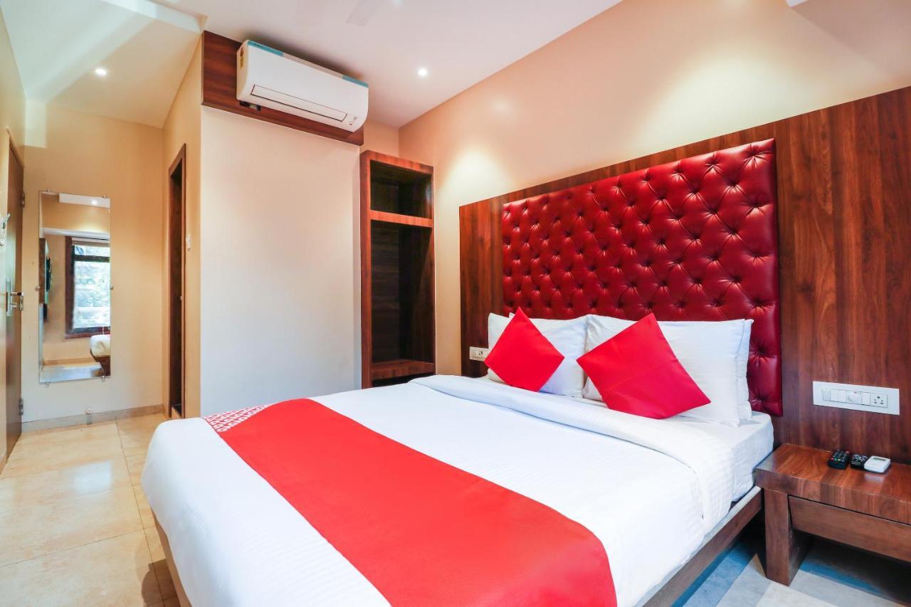Oyo 70475 Hotel Sea Breeze Mumbai Exteriör bild